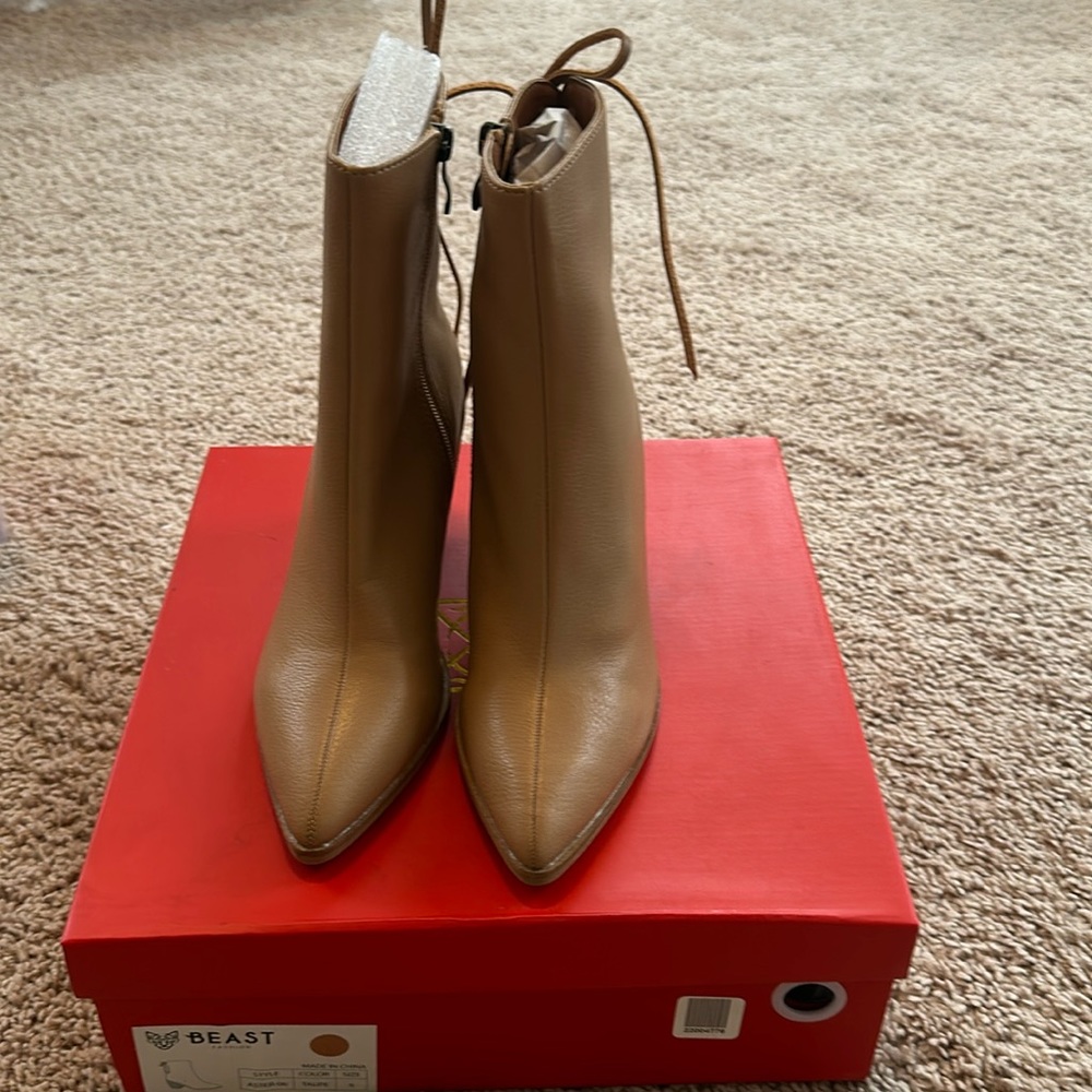 Beast lace up boots boots tan brown size 6 new